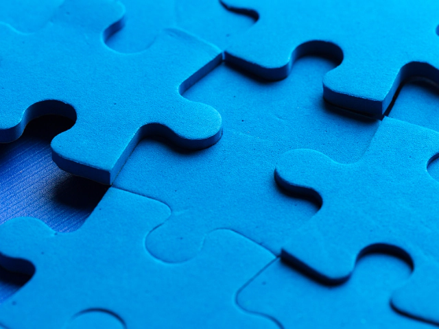 Tessere di un puzzle blu che si incastrano