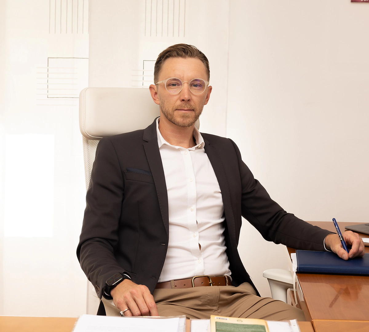 Un consulente di Slovenia Consulting alla sua scrivania nella sede di Nova Gorica