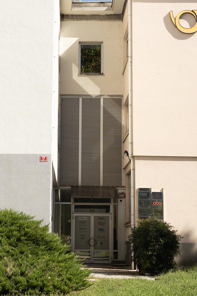 Il passaggio fra gli stabili di Kidričeva ulica che porta all’ingresso