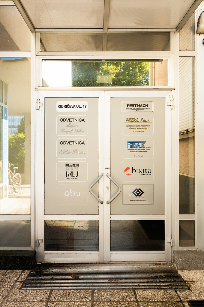 La porta d’ingresso con le targhe degli studi, fra cui Slovenia Consulting