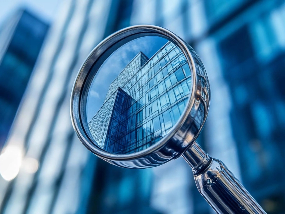 Una lente d’ingrandimento puntata sulla facciata di un edificio per uffici