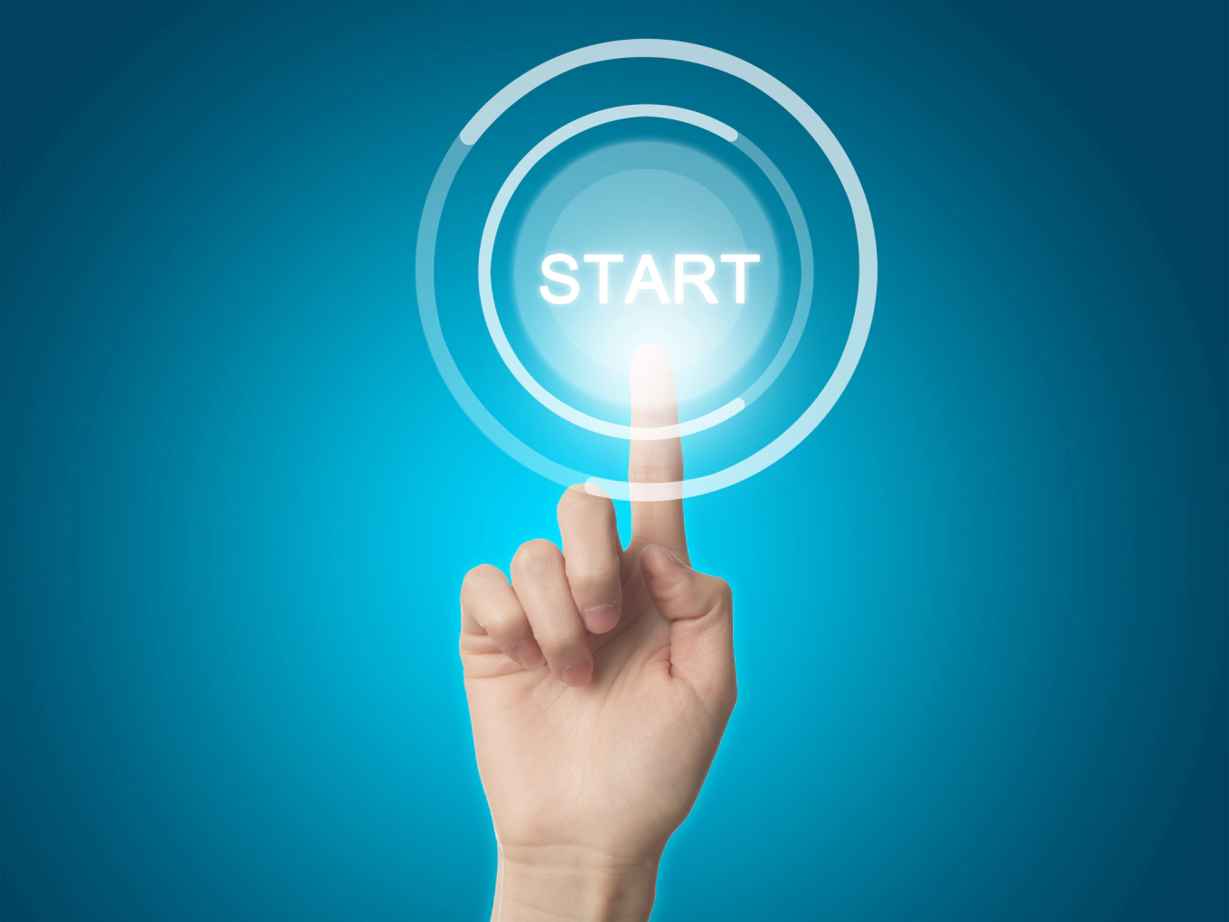 Un dito preme un pulsante luminoso con la scritta «Start» su fondo azzurro