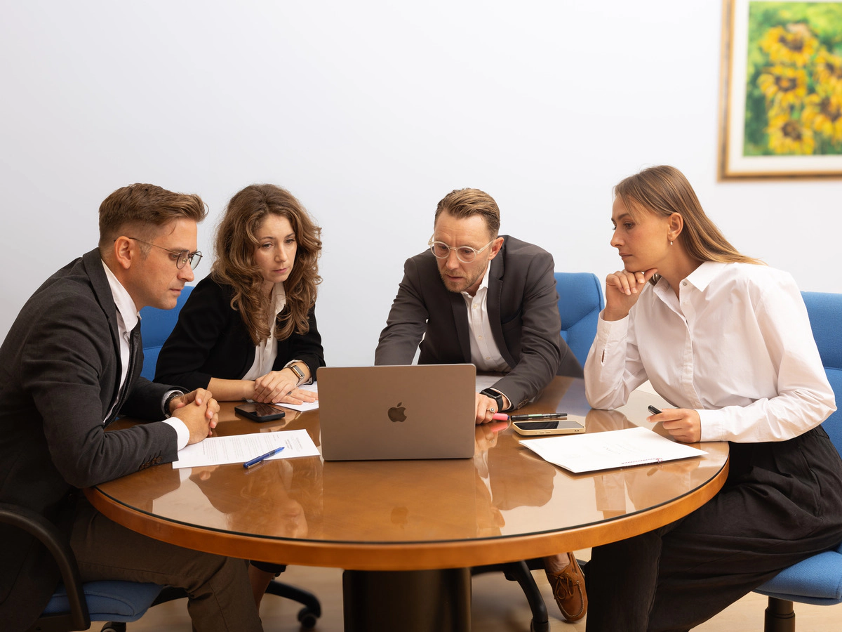 Riunione di consulenza nello studio Slovenia Consulting di Nova Gorica