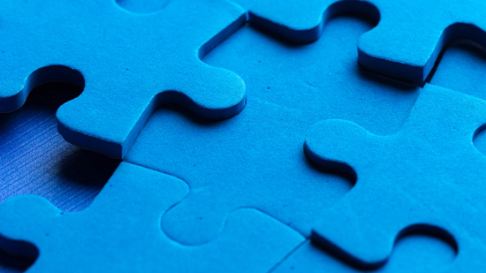 Tessere di un puzzle blu che si incastrano