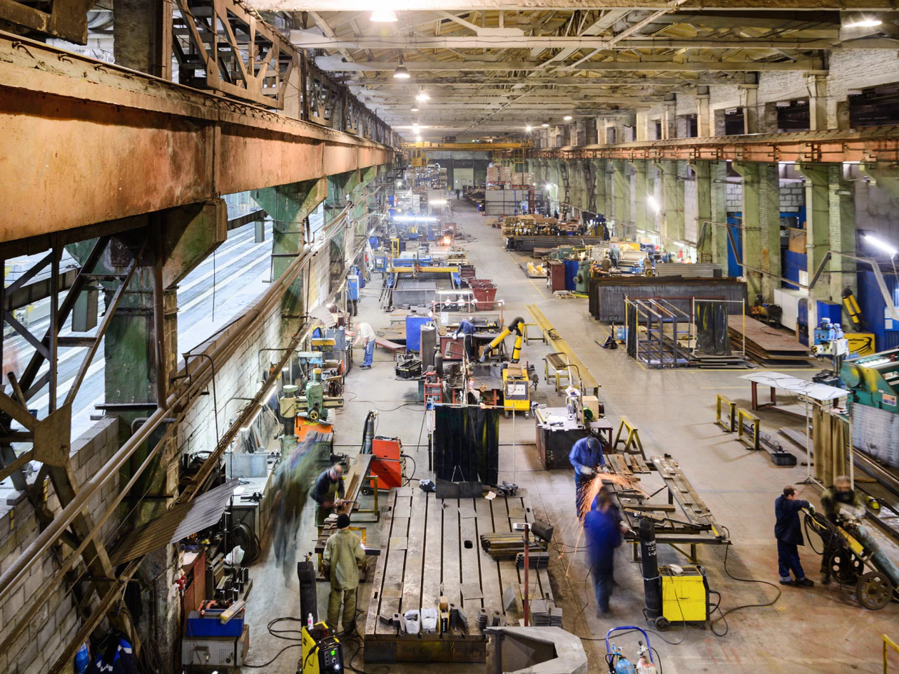 Il reparto produttivo di un’azienda metalmeccanica con gli operai al lavoro