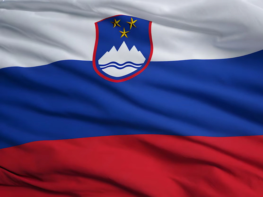 La bandiera della Slovenia con lo stemma nazionale mossa dal vento